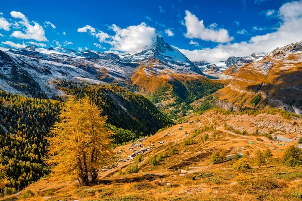 Impressionante Cenário Outono Famoso Pico Alp Matterhorn Área Sunnega Larício — Fotografia de Stock