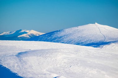 İnanılmaz kış dağları manzarası. Dağ tepeleri karla kaplı. Zirveye çıkan patika. Karpat Dağları, Ukrayna