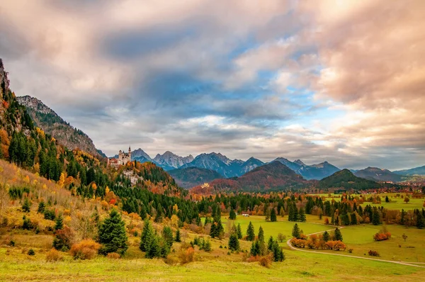 Живописный Вид Альпийскую Долину Замками Нойшванштайн Гогеншвангау Фоне Гор Осенним — стоковое фото