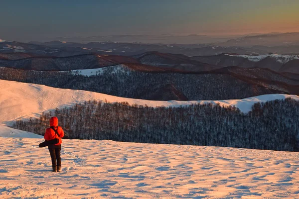 Vinter Berg Landskap Solnedgången Ljus Med Rödklädda Figur — Stockfoto