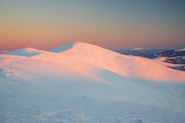 Majestoso Nascer Sol Paisagem Montanhas Inverno Montanhas Cobertas Neve Luz — Fotografia de Stock
