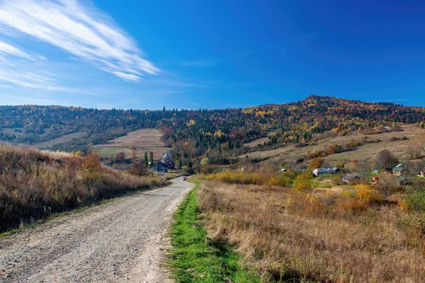 Schotterpiste Zur Kirche Einem Kleinen Dorf Zwischen Bunten Hügeln Den — Stockfoto