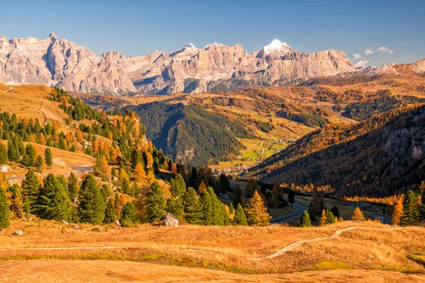 谷の黄色のカラマツと背後に雪に覆われた高い山の範囲で晴れた秋の日にイタリアのドロミティの素晴らしい空の景色 Alta Badia 南チロル イタリア — ストック写真