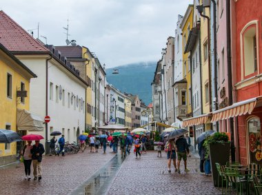 BRUNICO, İTALYA - 31 Temmuz 2016: Brunico şehir turu, Brunico 'nun tarihi merkezi Brunico' daki tarihi evleri ve dükkanlarıyla yağmur sırasında Alto Adige, İtalya