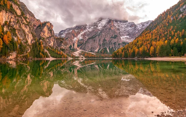 Scenic View Braies Lake Lago Braies Autumn Forest Mountains Sky — Stock Photo, Image