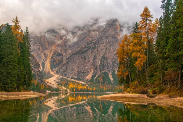 Podzimní Scenérie Braies Lake Lago Braies Pragser Wildsee Pozadí Dolomitských — Stock fotografie