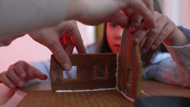 Odaklanmış Çocuk Oyun 'da - Genç Çocuk Tren Vagonunda Oyuncakları Dikkatlice İstifliyor, Güzel Motor Yetenekleri ve Oyuncak Hayal Gücü Gösteriyor