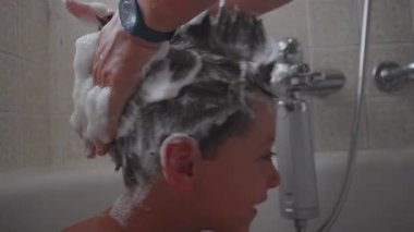 Çocuk saçı, banyo sırasında şampuan köpüğüyle şakacı punk dikenleri, eğlence ve tasasız anlar, sıcak ev banyosunda neşeli aile bağları..