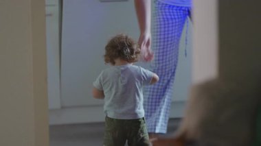 Anne, evde otantik aile hayatı süresince her gün anne-baba gibi davranarak, bebeklerin elinden nesneleri çıkartıyor.