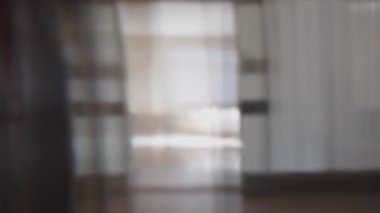 Rüya gibi soyut, bulanık koridor içi, yumuşak, sessiz tonlar, katmanlı ışık desenleri, atmosferik sanatsal kompozisyon, minimal yaratıcı tasarım arka plan