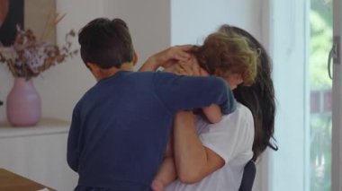 Annenin kıvırcık saçlı bebeğini kucağında tuttuğu, gerçek hayat sahnesinin evde stres ve annelik sorunları gösterdiği samimi bir sahneydi.