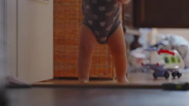 Bebeklerin bacaklarının kapalı bir şekilde yürümesi, dengeyi sağlamayı öğrenmesi ve evdeki samimi aile ortamında adımlar atması.