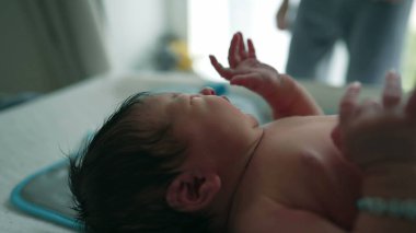 Yeni doğmuş bir bebeğin yüzeyde uzanmış, nazik bir ifadeyle, erken dönem SD 480p 'sinin narin özelliklerini ve huzurlu anını yakalıyor.