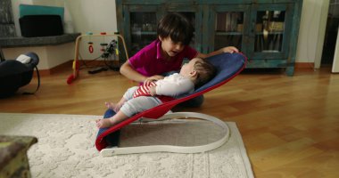 Büyük kardeş, bir fedainin içindeki küçük kardeşle kibarca iletişim kuruyor, şefkatli ve sevgi dolu bir aile anı yaratıyor, bir yuva ortamındaki kardeşler arasındaki güçlü bağı ve sevgiyi gösteriyor..