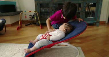 Büyük kardeş, bir fedainin içindeki küçük kardeşle kibarca iletişim kuruyor, şefkatli ve sevgi dolu bir aile anı yaratıyor, aile ortamındaki kardeşler arasındaki güçlü bağı ve sevgiyi gösteriyor.