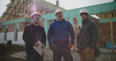 İnşaat ekibi inşaat alanının planlarını, takım çalışmasını ve koordinasyonunu, proje detayları, yönetim ve inşaatta planlama üzerine çalışan profesyonelleri tartışıyor