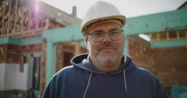 İnşaat alanında inşaat işçisi, proje alanında kararlı profesyonel, inşaat sektöründe çalışmaktan ve rolünden gurur duyan, proje başarısına adanmış