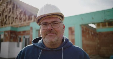 İnşaat alanında inşaat işçisi, proje alanında kararlı profesyonel, inşaat sektöründe çalışmaktan ve rolünden gurur duyan, proje başarısına adanmış