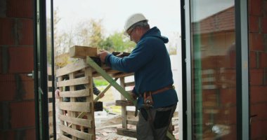 İnşaat alanında miğfer takan inşaat işçisi.