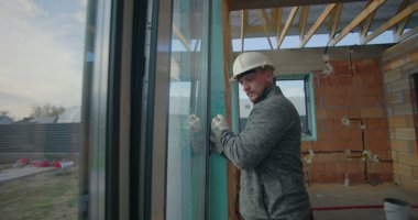 İnşaat kontrolleri sırasında pencere hizalaması denetleme, inşaat projesinde kalite kontrolü ve inşaat sahası teftişi için...