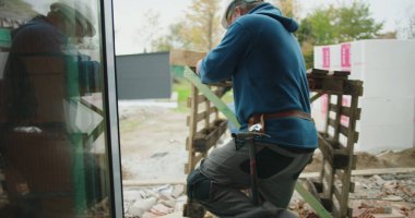 İnşaat alanında miğfer takan inşaat işçisi.