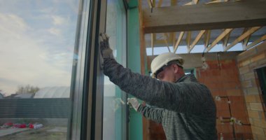 İnşaat kontrolleri sırasında pencere hizalaması denetleme, inşaat projesinde kalite kontrolü ve inşaat sahası teftişi için...