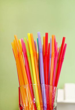 Renkli içme pipetleri, yakın. İçme samanın rengi. İçecekler için parlak renkli pipetler.