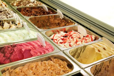 Krem krem buzdolabı buz ve İtalyan dondurma sayaç çoğu tatlı scoopable tatlar yenileme ile hizmet veren çelik meyve. Dondurma görüntülemek, çeşitli lezzetleri gelato dondurma. Pastane.