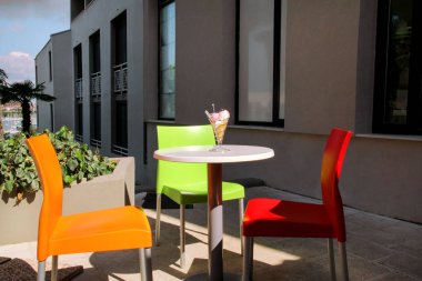 Dondurma sahipleri masada. Çilek, nane, vişne dondurma büyük gözleme koni tutucu ile vanilya. Taze pişmiş dondurma waffle koni sandalyesinde oturuyor. Dondurma dükkanı. Pastane.