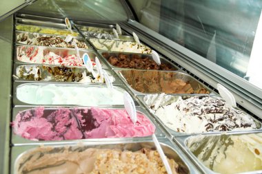 Krem krem buzdolabı buz ve İtalyan dondurma sayaç çoğu tatlı scoopable tatlar yenileme ile hizmet veren çelik meyve. Dondurma görüntülemek, çeşitli lezzetleri gelato dondurma. Pastane.