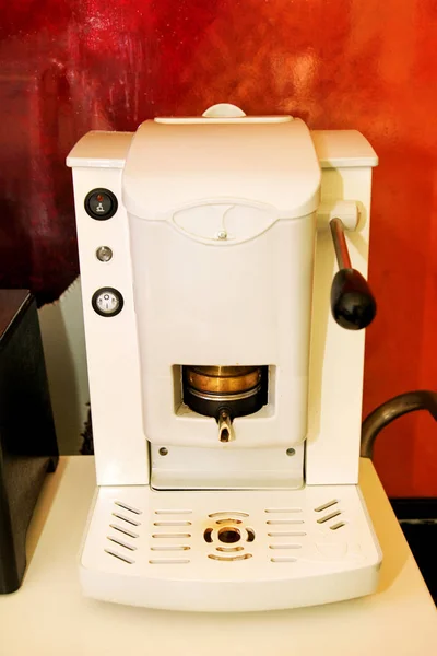 메이커 에스프레소 클로즈업 카페의 메이커 카푸치노 마끼아토 에스프레소 커피와 따뜻한 — 스톡 사진