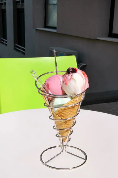 Ice Cream Innehavare Bordet Jordgubb Mint Vanilj Med Surkörsbär Glass — Stockfoto