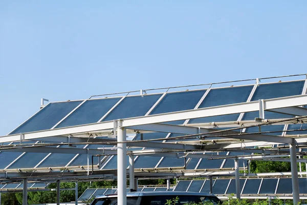 太阳能电池板 一个太阳能电池板和发电厂安装在停车场的顶部 可再生电能生产用光伏板 太阳能电池发电场 太阳的光芒 — 图库照片