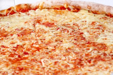 Güzel pizza Margarita. Bir kutu içinde tutulan taze pişmiş İtalyan pizza çıkarmak, yakın çekim. İtalyan geleneksel klasik pizza Margarita. Fast Food. İtalyan mutfağı harika lezzetleri zevk.