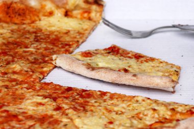 Lezzetli pizza Margarita ve dilim pizza, çatal ve bıçak. İtalyan geleneksel klasik pizza bir kutu içinde tutulan kapatın. Fast Food. İtalyan mutfağı harika lezzetleri zevk.