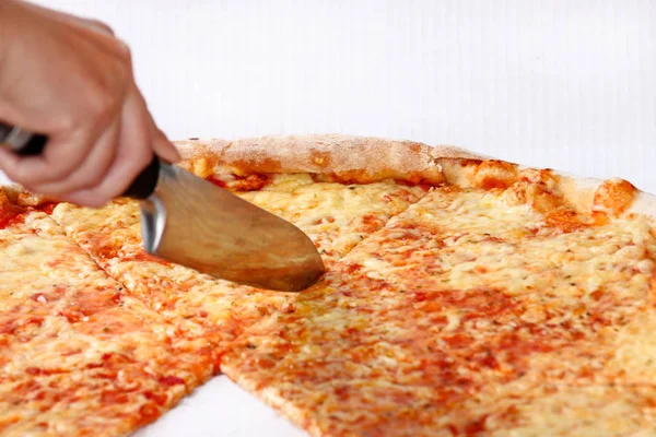 Uma Mão Mulher Com Uma Faca Cortou Pizza Deliciosa Pizza — Fotografia de Stock