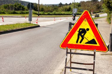 Yol çalışmaları işareti İnşaat için şehirde sokak çalışır. Yol inşaat trafik işareti altında. Trafik, uyarı işareti yol tamiri. Açık sokak işareti. Kırmızı, siyah ve sarı üçgen yol yazısını.