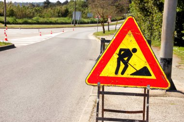 Yol çalışmaları işareti İnşaat için şehirde sokak çalışır. Yol inşaat trafik işareti altında. Trafik, uyarı işareti yol tamiri. Açık sokak işareti. Kırmızı, siyah ve sarı üçgen yol yazısını.