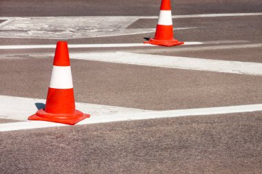 Yol üzerinde çalışması. İnşaat külah. Trafik koni, asfalt üzerinde beyaz ve turuncu çizgili. Sinyal için ev ve trafik işaretleri. İnşaat işareti ve trafik konileri yolda altında yol bakım.