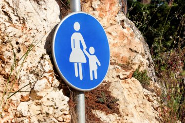 İşareti veya simge yayalar için. Uyarı yol işareti mavi işareti bebek bakım almak yol sembolü arasında Yürümeye başladığında. Doğada yayalar ile trafik işareti. Yaya işareti. Yasak ve uyarı işaretleri.