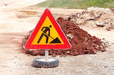 Yol çalışmaları inşaat işleri, yol, kaldırım İnşaat için oturum açın. Trafik, uyarı işareti yol tamiri, yol bakım. Kırmızı, siyah, sarı üçgen yol yazısını. Yeniden yapılanma, altyapı.