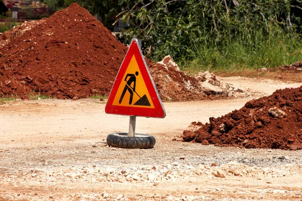 道路工程标志为建筑工程 路面施工 警示标志道路维修 道路养护 黄三角路标志工作 基础设施 — 图库照片