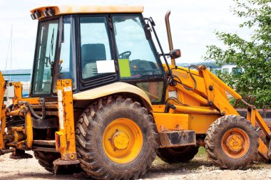 Sarı ekskavatör, buldozer makine ve işçi traktör. Yol çalışmaları. Yol makine inşaat sahasında. Yol şirketi ve yapım makineleri için inşaat. Sanayi, yenileme ve altyapı.