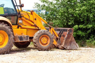 Sarı ekskavatör, buldozer makine ve işçi traktör. Yol çalışmaları. Yol makine inşaat sahasında. Yol şirketi ve yapım makineleri için inşaat. Sanayi, yenileme ve altyapı.