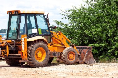Sarı ekskavatör, buldozer makine ve işçi traktör. Yol çalışmaları. Yol makine inşaat sahasında. Yol şirketi ve yapım makineleri için inşaat. Sanayi, yenileme ve altyapı.