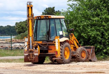 Sarı ekskavatör, buldozer makine ve işçi traktör. Yol çalışmaları. Yol makine inşaat sahasında. Yol şirketi ve yapım makineleri için inşaat. Sanayi, yenileme ve altyapı.