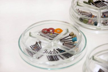 Diş matkap mermilerin. Diş ekipman, matkaplar, aşındırıcılar, diş bur Lehçe bur Petri kabına cam içinde yuvarlak yüzey taşlama, kanallar için. Araçları iş dişçi için. Diş Hekimliği için belirli Tıbbi aygıtlar.