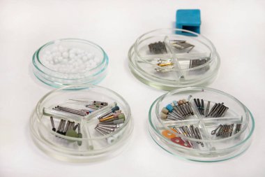 Diş matkap mermilerin. Diş ekipman, matkaplar, aşındırıcılar, diş bur Lehçe bur Petri kabına cam içinde yuvarlak yüzey taşlama, kanallar için. Araçları iş dişçi için. Diş Hekimliği için belirli Tıbbi aygıtlar.