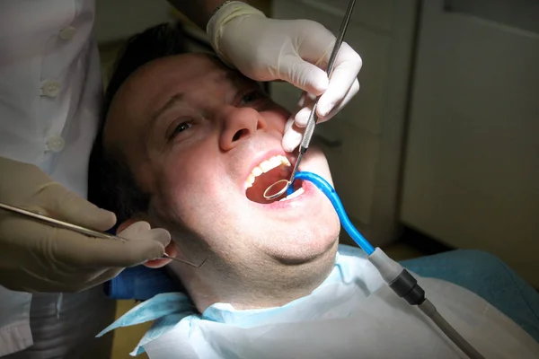Diş Işaretleyiniz Diş Araçları Sonda Ayna Emme Borusu Ağzında Diş — Stok fotoğraf