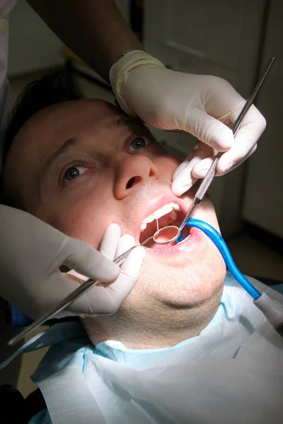 Tandheelkundige Check Tandheelkundige Checkup Met Tandheelkundige Instrumenten Sonde Spiegel Zuig — Stockfoto